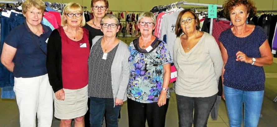 Jeanine Dilasser (deuxième à gauche) avec plusieurs bénévoles lors de la vente de vêtements à l’Espace culturel.