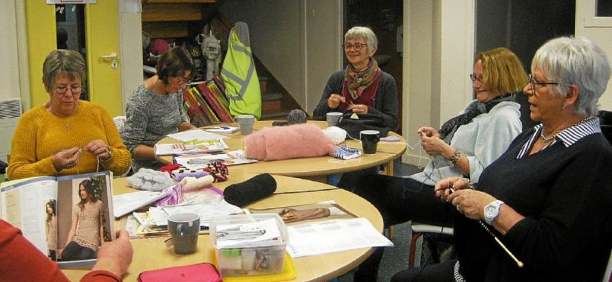 Bonnets et écharpes sont confectionnés au profit de l’association la Brise qui vient en aide aux enfants malades. © Le Télégramme
