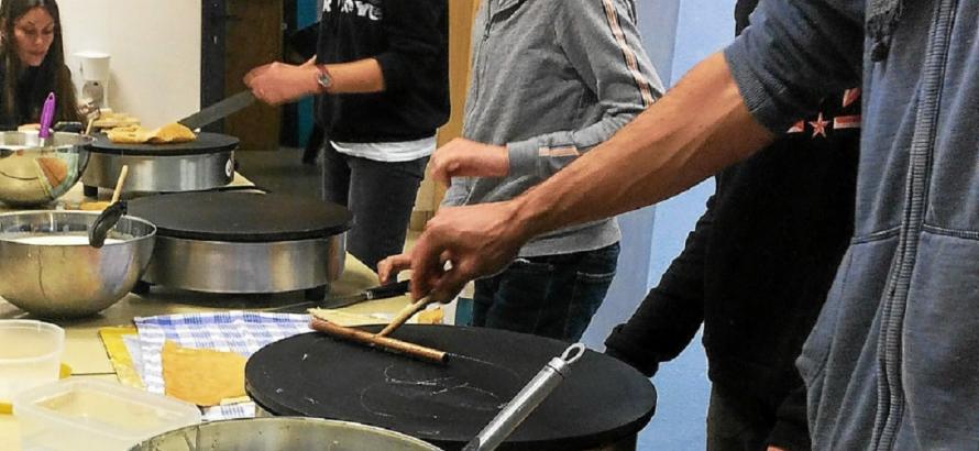 Les jeunes du Four en train de tourner les crêpes. © Le Télégramme