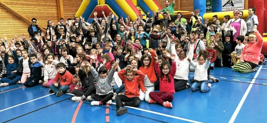 Animateurs et enfants réunis près de la structure gonflable pour la photo de famille. © Le Télégramme