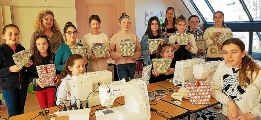 Avec Sophie et Olivia, les jeunes couturières ont confectionné un sac pour leurs pique-niques. © Le Télégramme