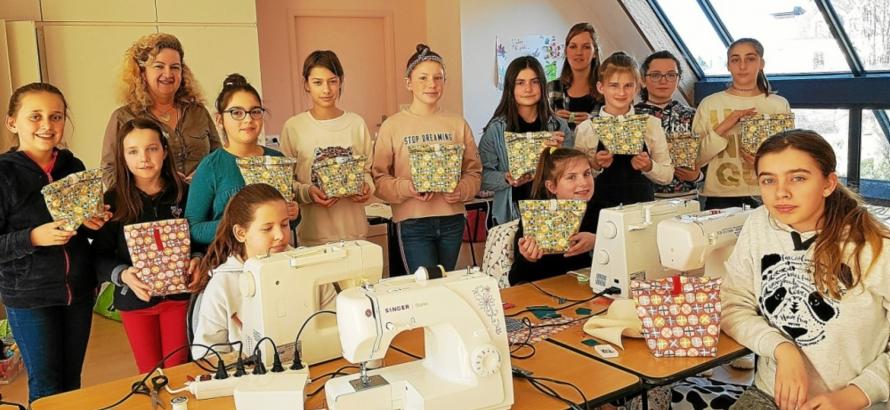 Avec Sophie et Olivia, les jeunes couturières ont confectionné un sac pour leurs pique-niques. © Le Télégramme 