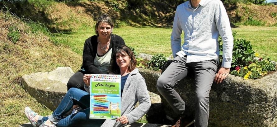 Anne-France Cloarec (association Familles rurales), Marina Maquet (Cap Ados) et Maël Quillivéré (vie locale) se sont retrouvés à Messouflin, pour déterminer les futurs espaces de jeux qui y seront proposés, dimanche 19 mai, pour la première fête du jeu dans la commune