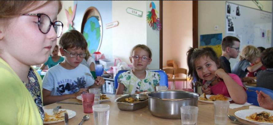 Jeudi, les enfants du centre de loisirs, ont découvert le Thiéboudienne, un plat sénégalais composé de riz, de sauce tomate, de légumes et de poisson. - Crédit: Ouest-France