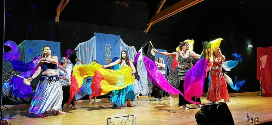 Les danseuses orientales ont offert un spectacle haut en couleurs