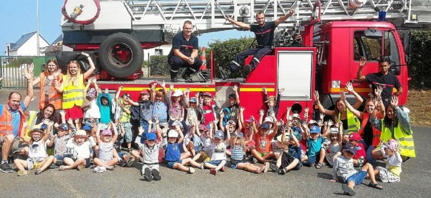 La visite à la caserne des pompiers de Saint-Renan a ravi tous les enfants.