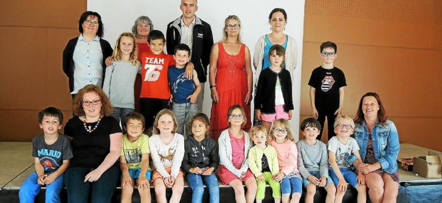 Les jeunes sportifs de Trombines d’Iroise, vendredi soir, au Triskell, aux côtés du président, Raphaël Cabon.