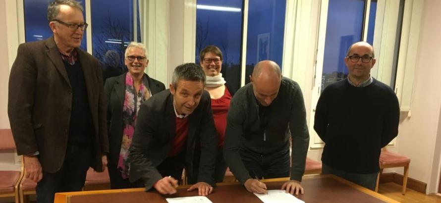 Le maire, Yannig Robin, signe avec Arnaud Henry, président de Familles Rurales, un nouveau mode de contractualisation, pour reconnaître les activités de l’association d’intérêt économique général.