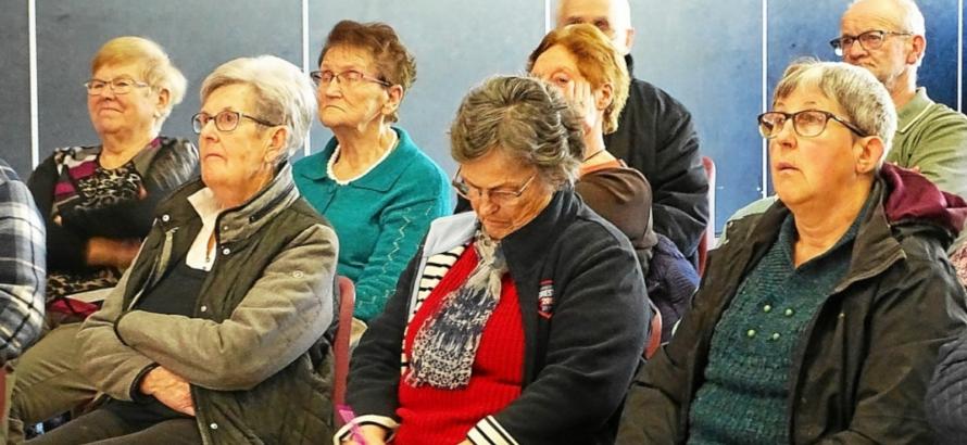 La prise de notes était indispensable pour ne rien oublier des conseils donnés par les organisateurs de famille rurale ainsi que de la gendarmerie. © Le Télégramme